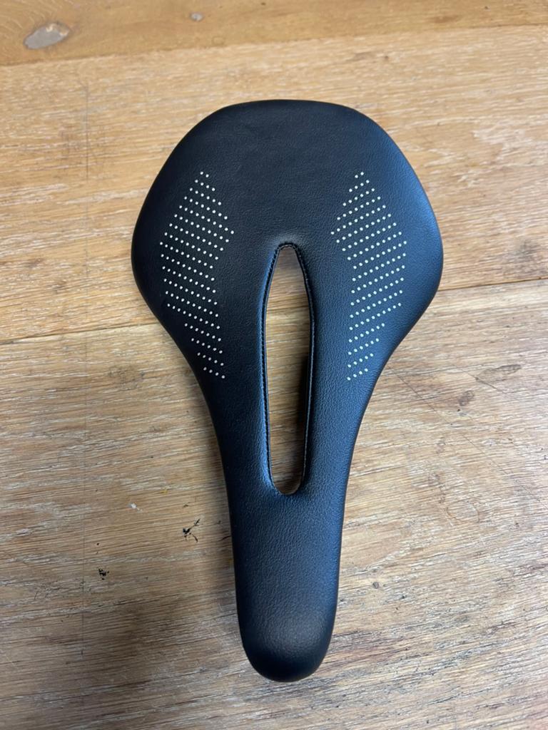 Carbon zadel 145 mm breed 98 gram, Ophalen of Verzenden, Zo goed als nieuw, Zadel, Racefiets