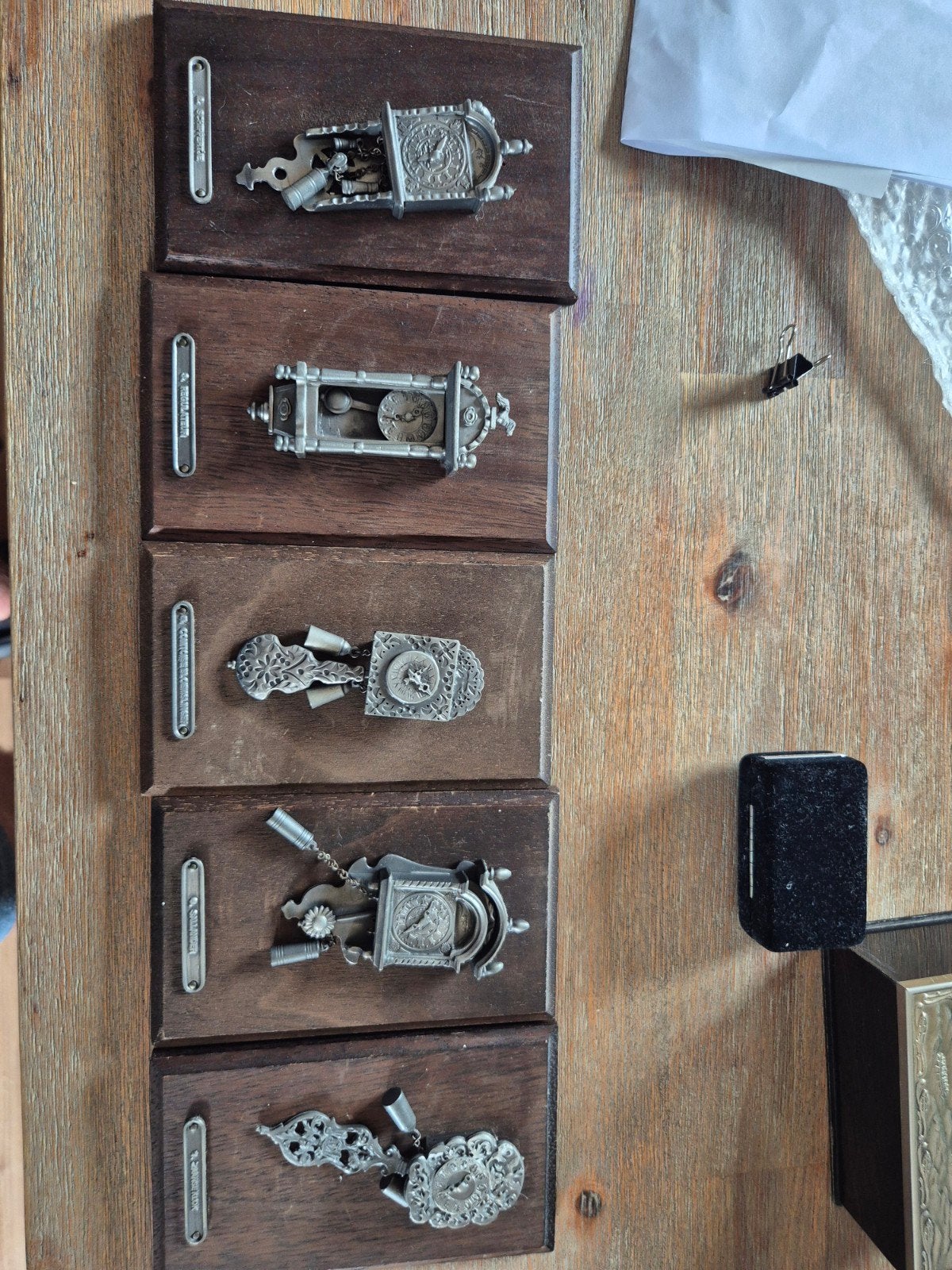 Set van 5 antieke miniatuur klokken op houten panelen, Antiek en Kunst, Ophalen of Verzenden