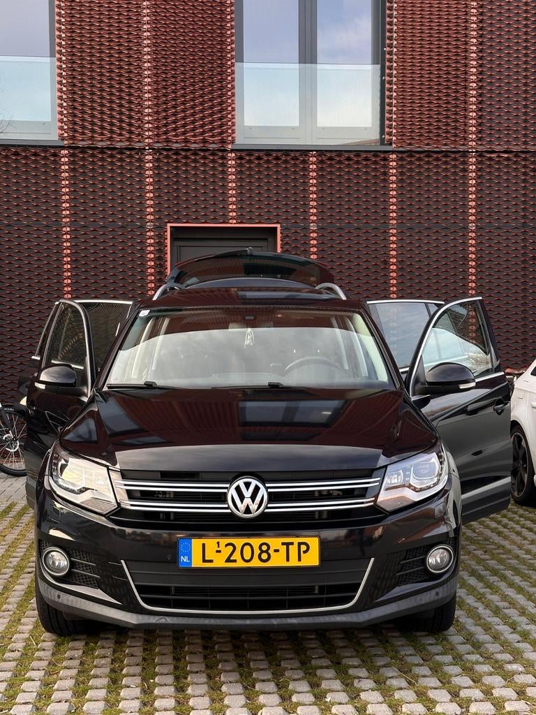 Volkswagen Tiguan 1.4 TSI 90KW BMT 2015 Zwart, Auto's, Volkswagen, Voorwielaandrijving, 15 km/l, 4 cilinders, Alcantara