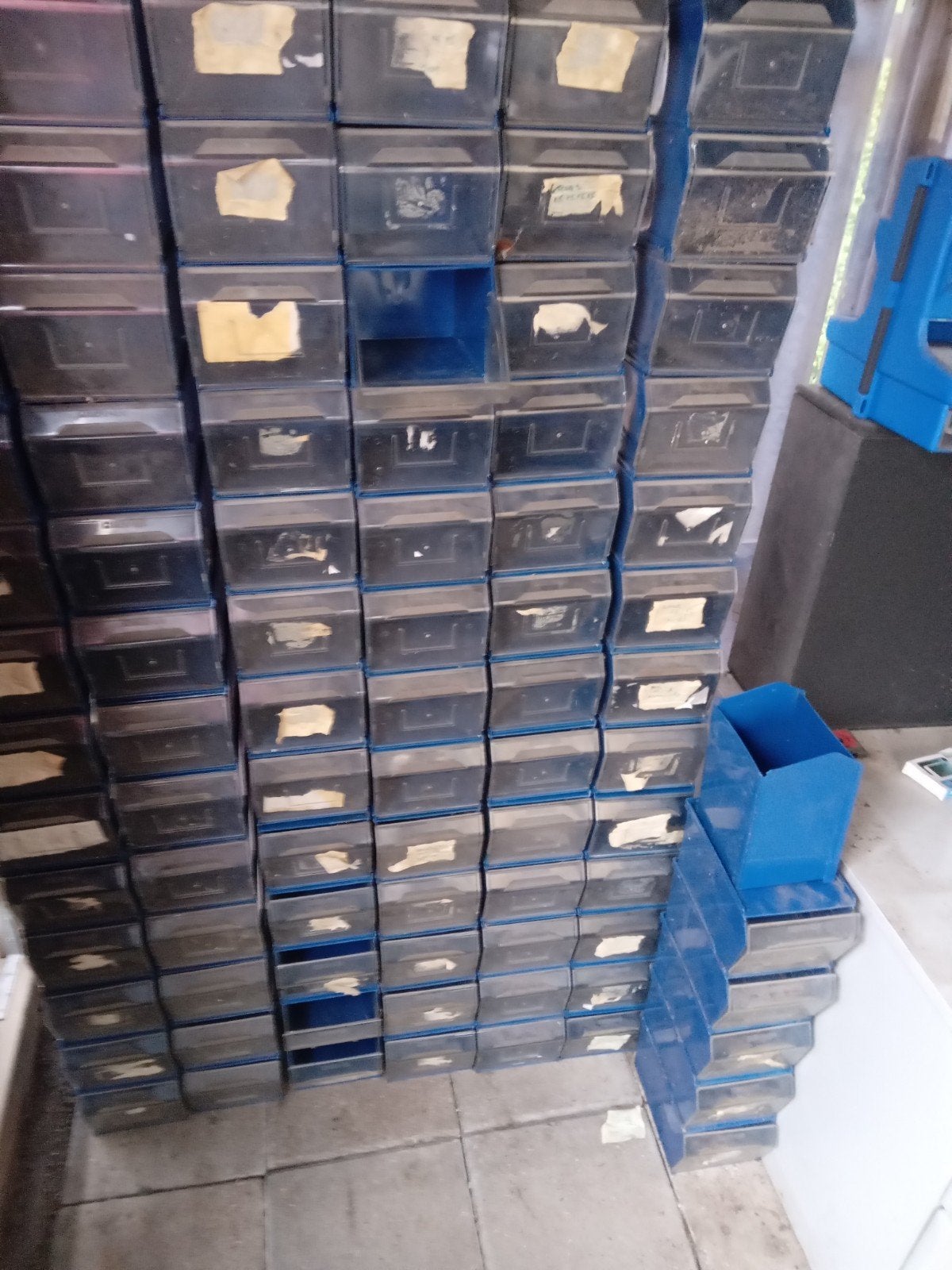 Te koop 85 bakjes voor bv schroeven of spijkers enfin doen, Doe-het-zelf en Verbouw, Kratten en Dozen, Ophalen, Doos, Minder dan 35 cm