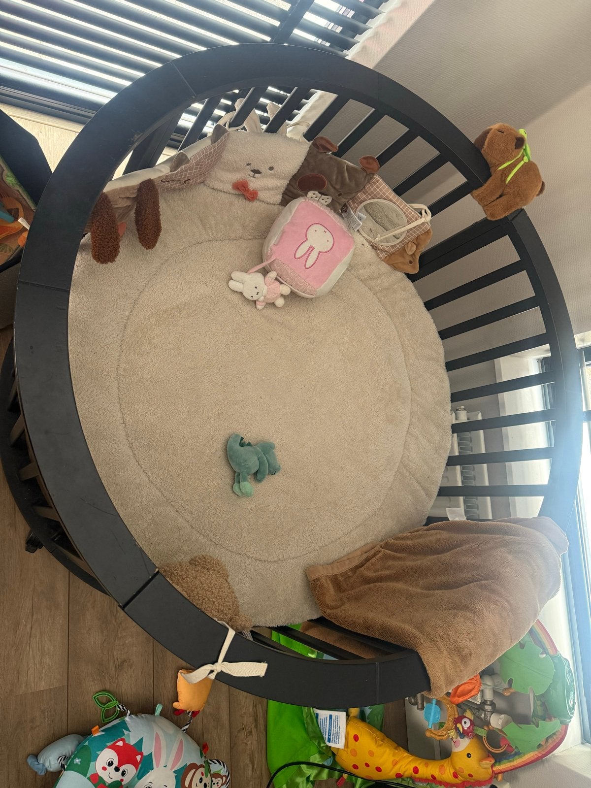 Zwarte ronde box europe baby, Kinderen en Baby's, Boxen, Ophalen, Gebruikt, Rond, Wieltjes