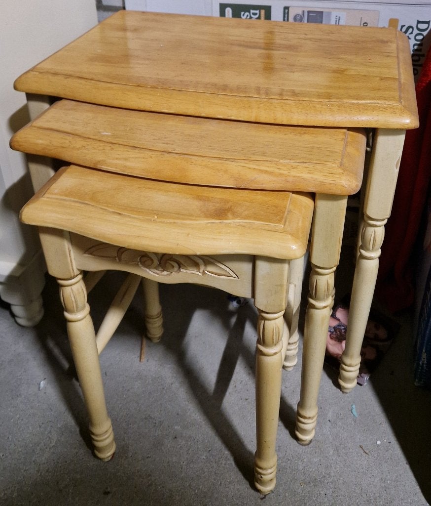 Set van 3 houten bijzettafels creme + hout . b, Minder dan 55 cm, Gebruikt, Rechthoekig, Hout