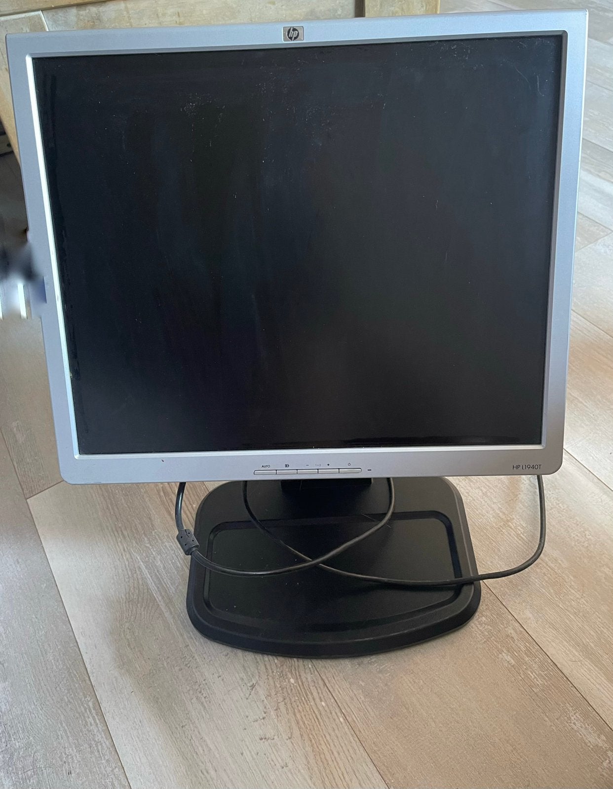 HP L1940T Monitor - 19 inch LCD Scherm, Ophalen, In hoogte verstelbaar, VGA, 60 Hz of minder