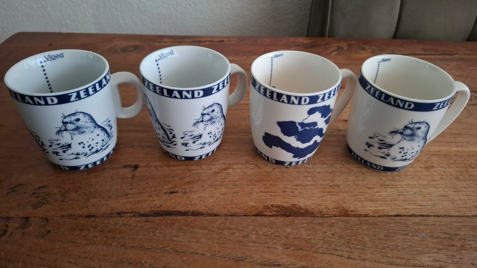 4 Zeeland mokken met zeehond en kaart, Ophalen of Verzenden, Aardewerk, Overige stijlen, Kop(pen) en/of Schotel(s)