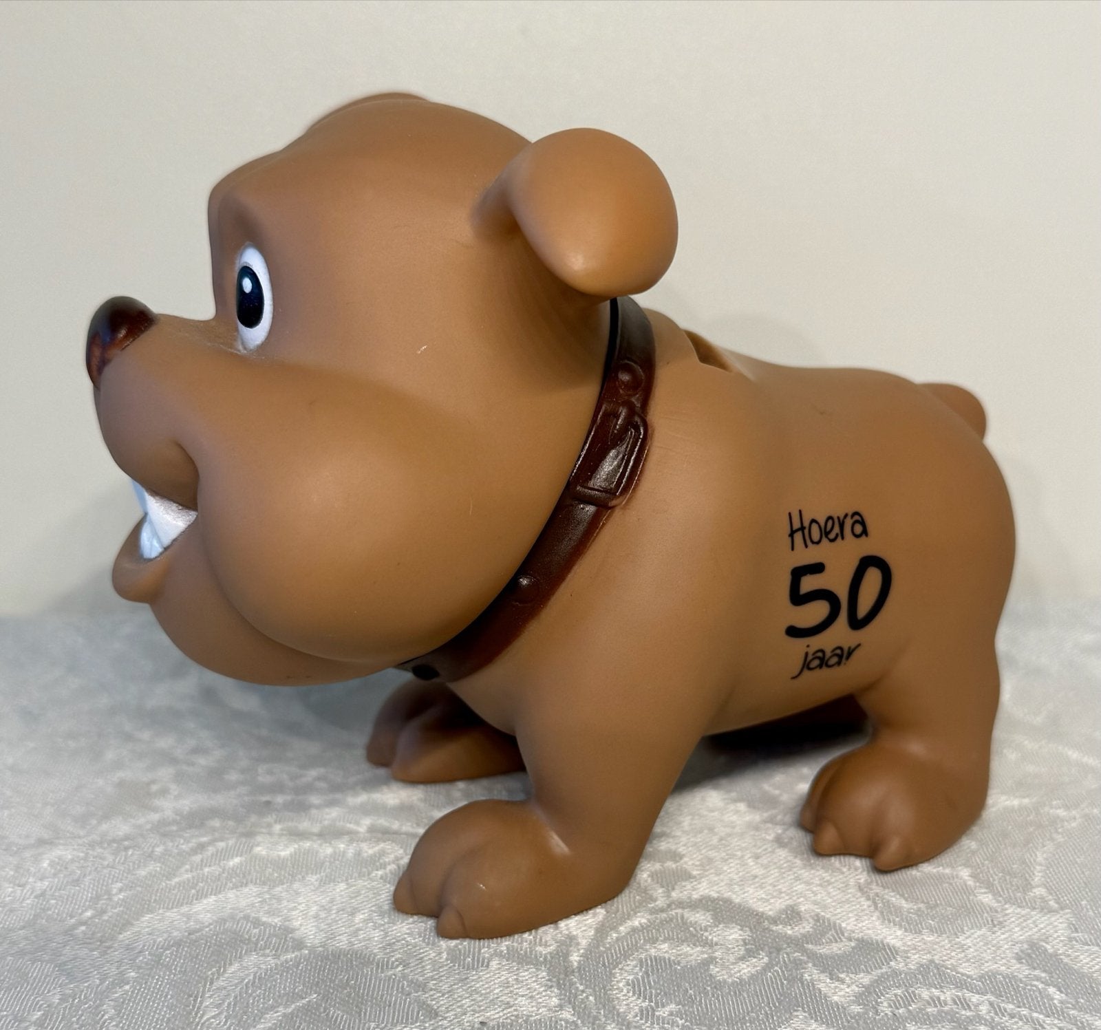 Grappige spaarpot hond 'Hoera 50 jaar' ., Verzamelen, Spaarpotten, Ophalen of Verzenden, Gebruikt, Kunststof, Dier
