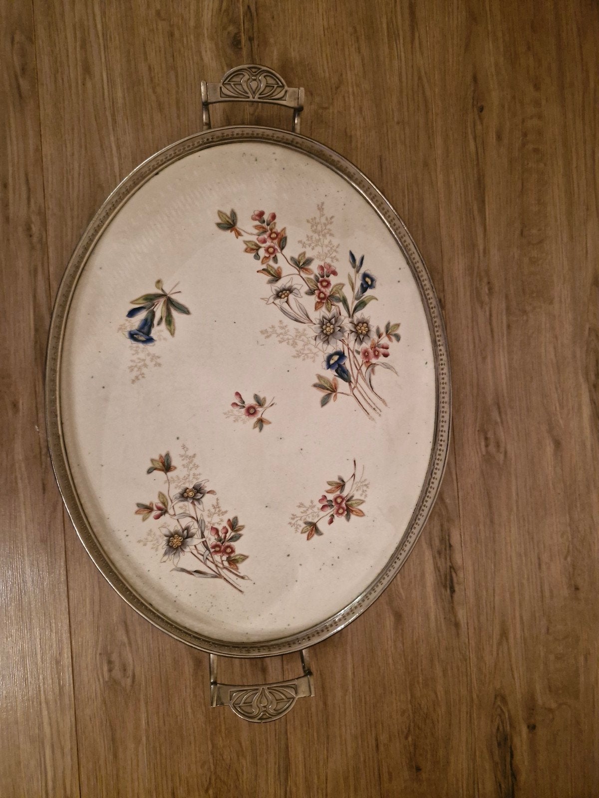 Prachtig vintage porseleinen dienblad met een delicaat bloem, Ophalen of Verzenden, Rond, Metaal