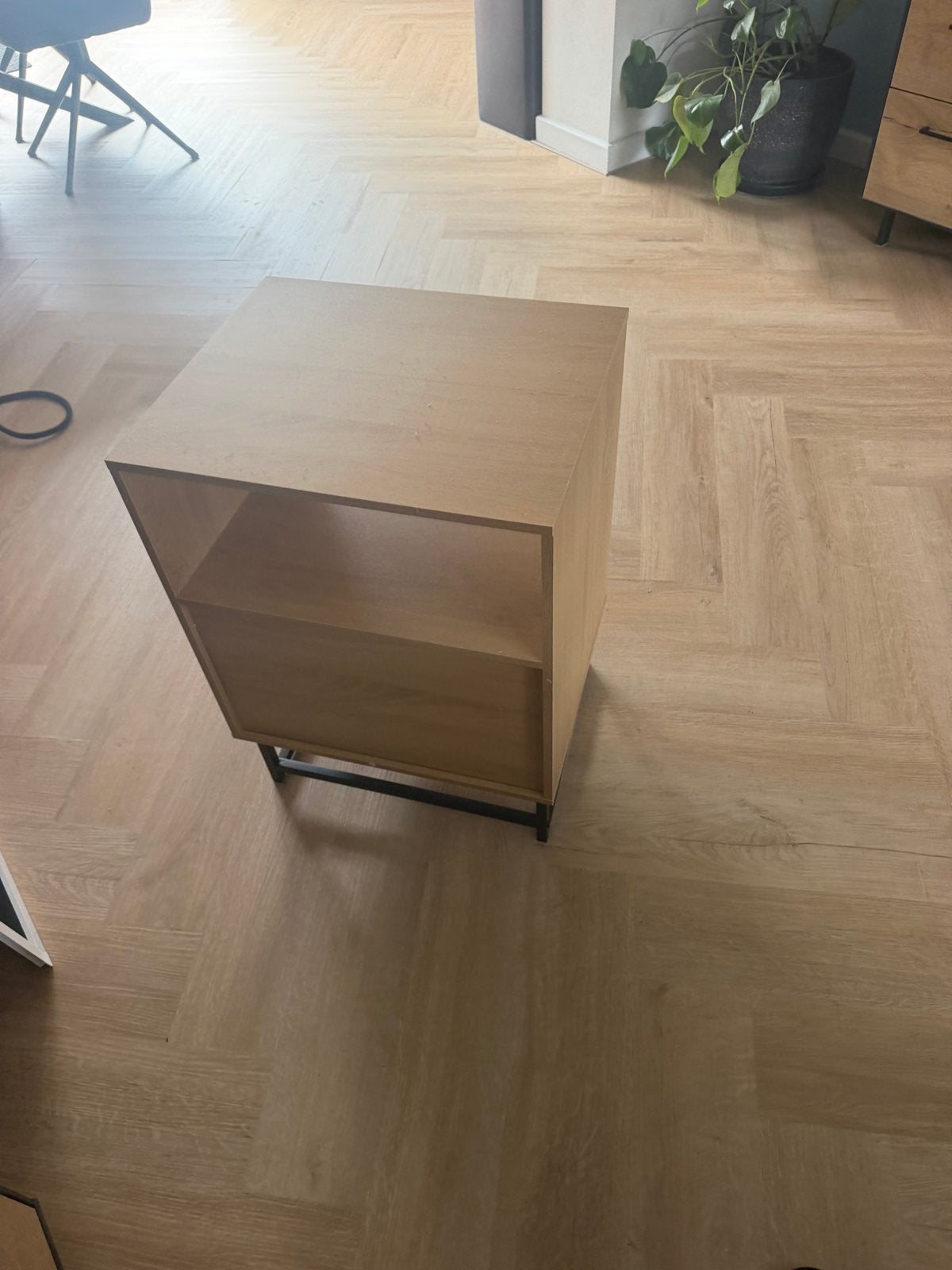 Modern Nachtkastje met Opbergruimte, Ophalen, Minder dan 45 cm, 55 tot 70 cm, Zo goed als nieuw