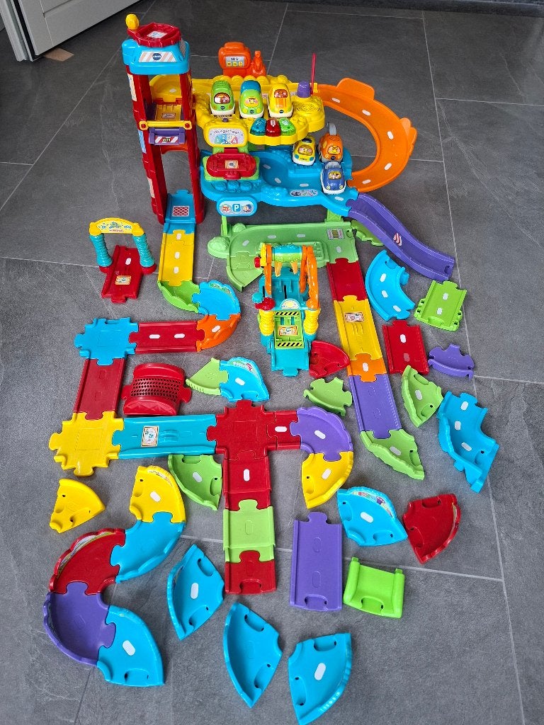 Toet toet garage met veel wegdelen, Ophalen of Verzenden, Gebruikt, 2 tot 4 jaar