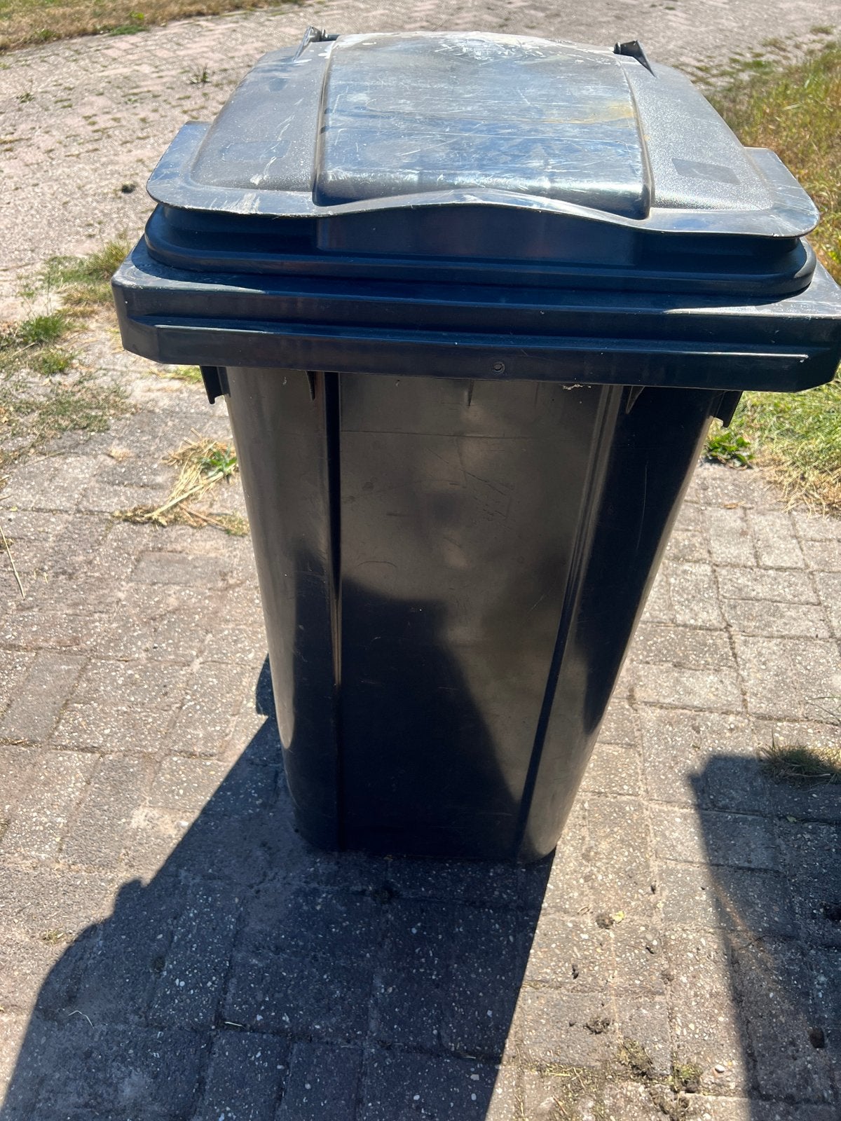 Grote zwarte afvalcontainer met wielen, Ophalen, Kunststof, Gebruikt, 40 liter of meer