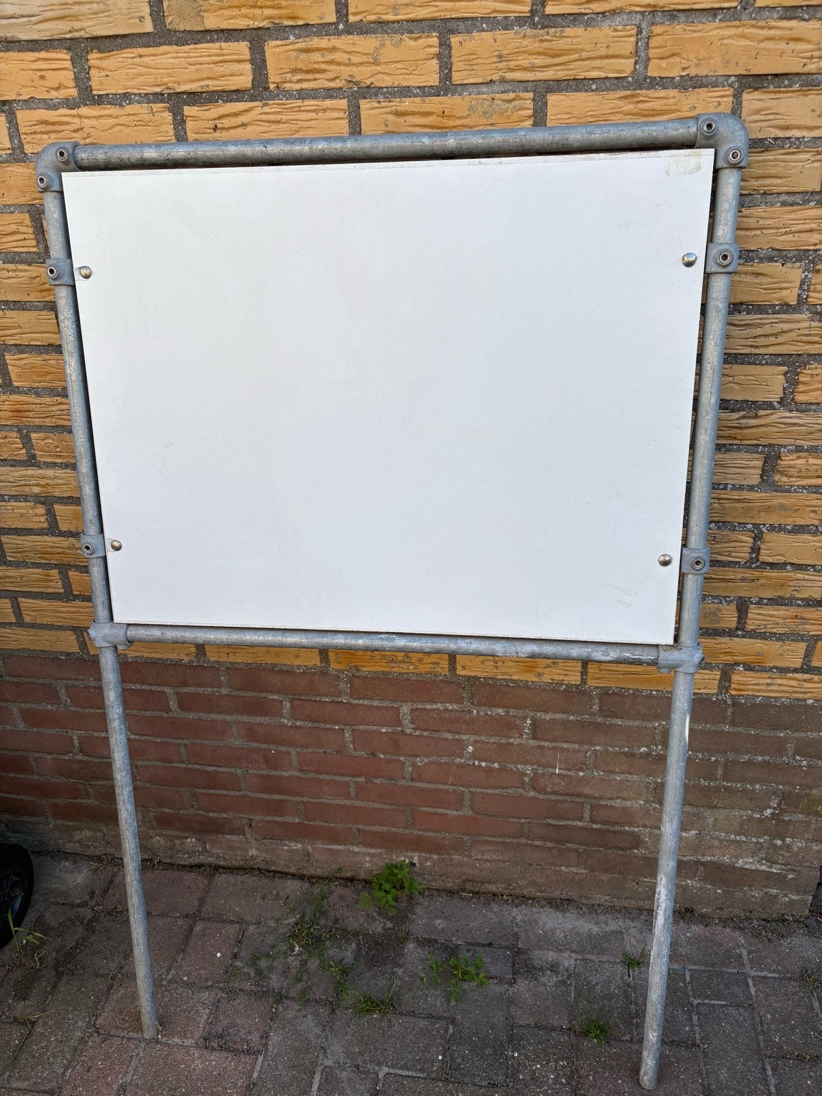 Stevig reclamebord/sandwichbord op metalen frame, Ophalen