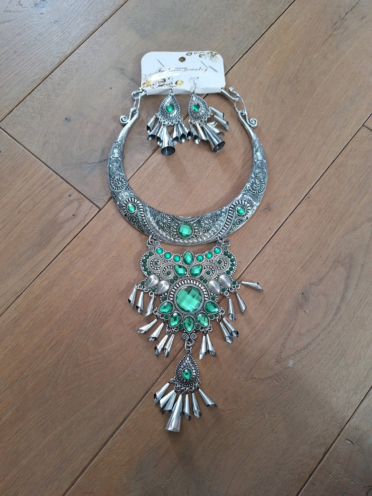 Zilverkleurige ketting en oorbellen set met groene stenen, Overige materialen, Nieuw, Ophalen of Verzenden, Met edelsteen