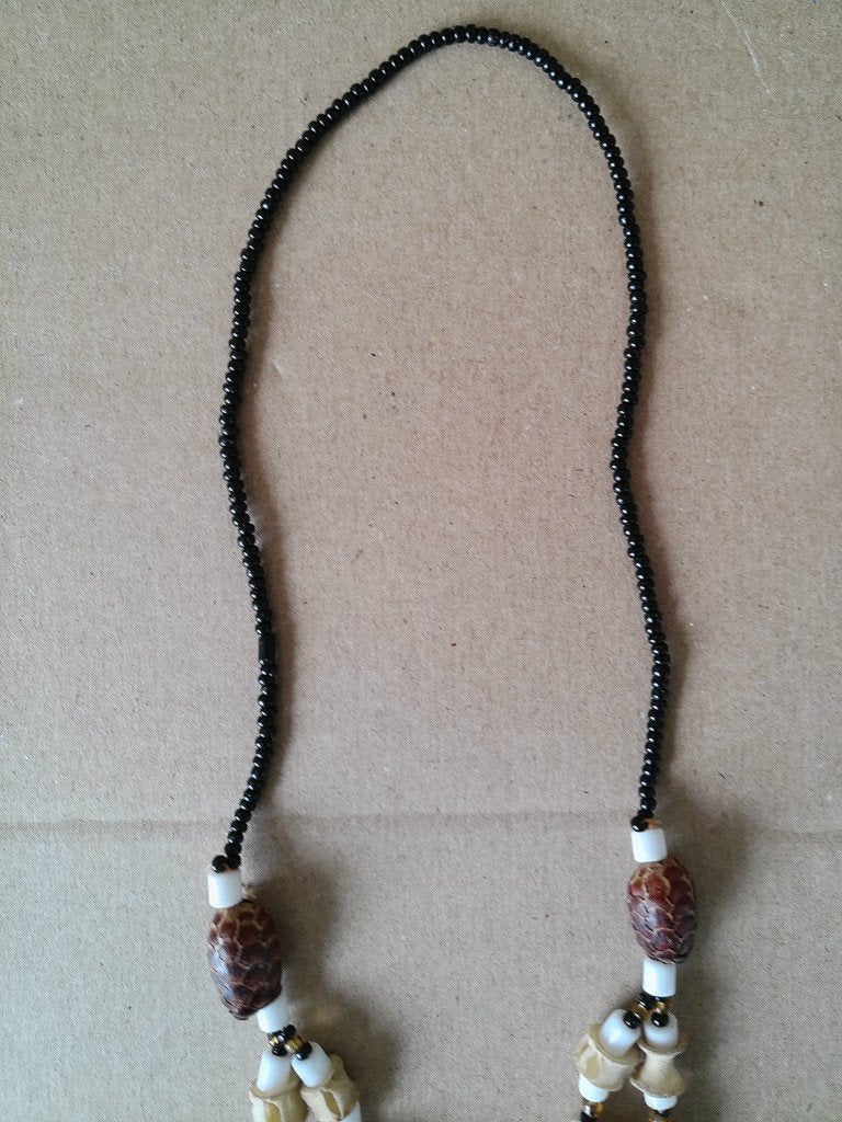 Afrikaanse amulet ketting dennenappels en bot of schelp 34cm, Sieraad, Natuurlijk materiaal, Afrika, Handgemaakt