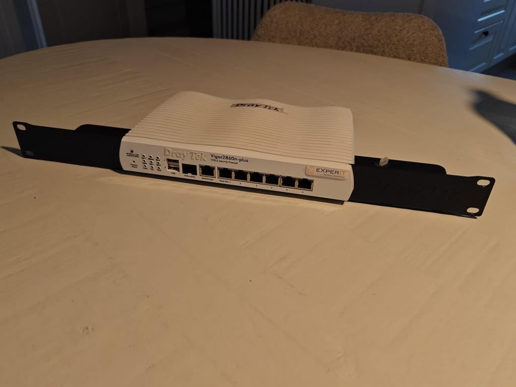 DrayTek Router/Firewall 19 Inch Rack Vigor 2860n-plus, Ophalen of Verzenden, Zo goed als nieuw, Router met modem, DrayTek
