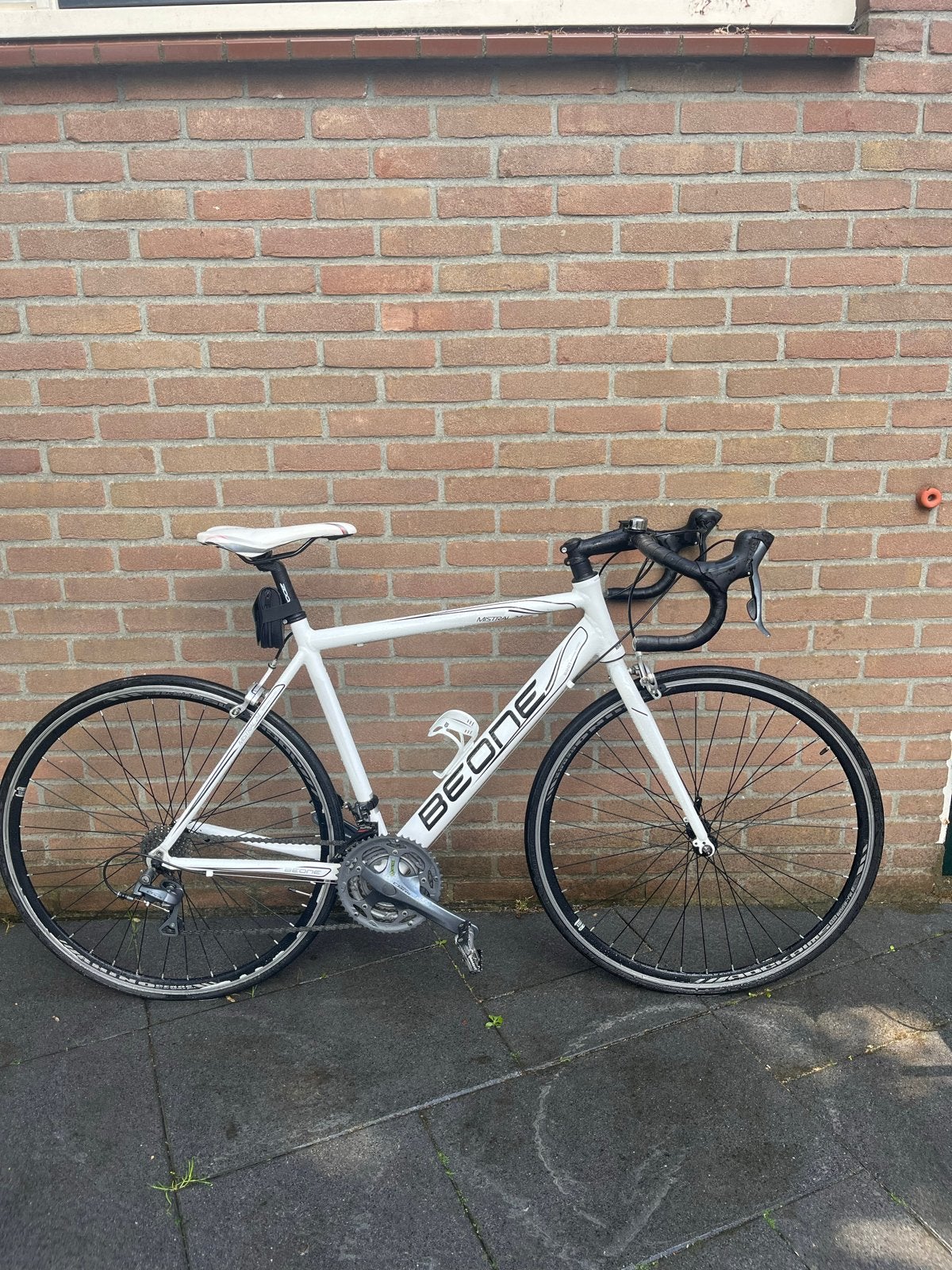 BeOne racefiets, wit, Shimano Claris, 28 inch, Gebruikt, Aluminium, 15 tot 20 versnellingen