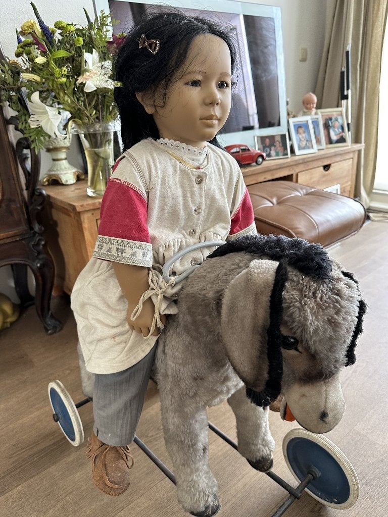 Ezel van merk Steiff met Michiko pop, Verzamelen, Poppen, Ophalen, Pop