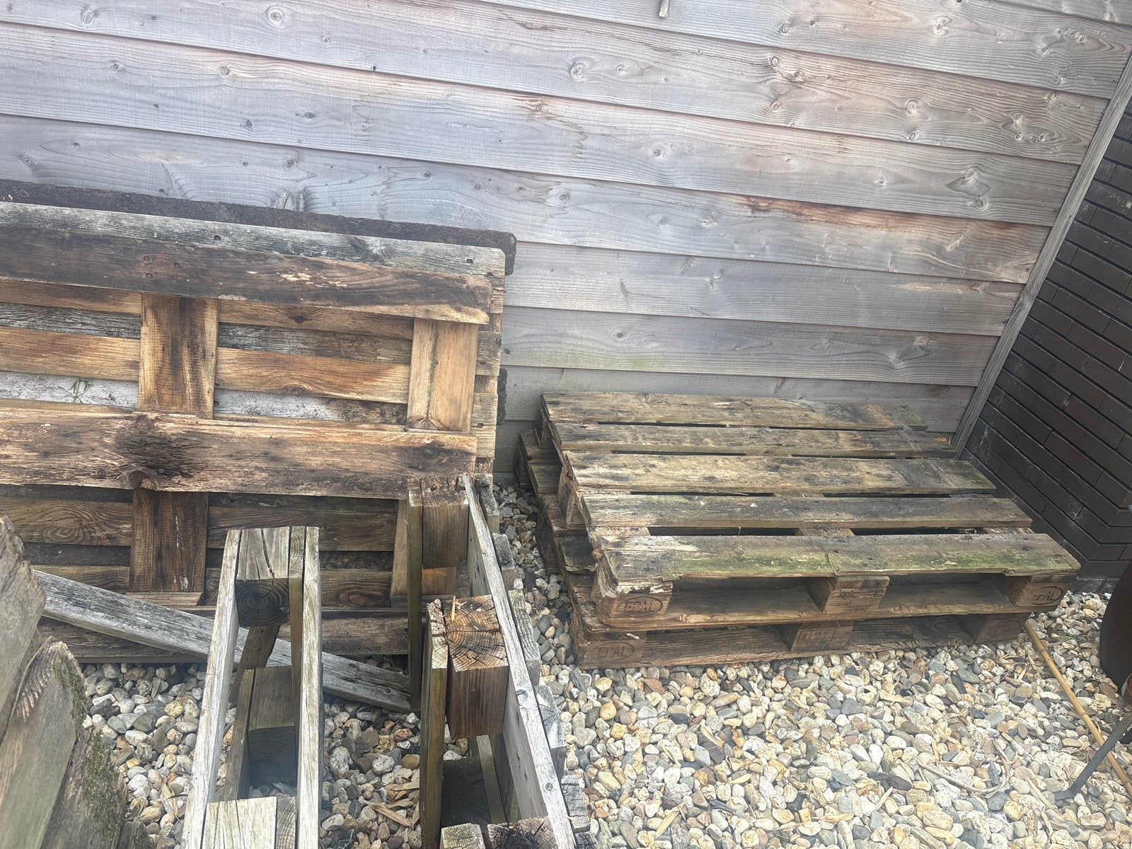 Gratis: Gebruikte pallets en houten balken, Geïmpregneerd, Gebruikt, Ophalen of Verzenden, 200 tot 250 cm