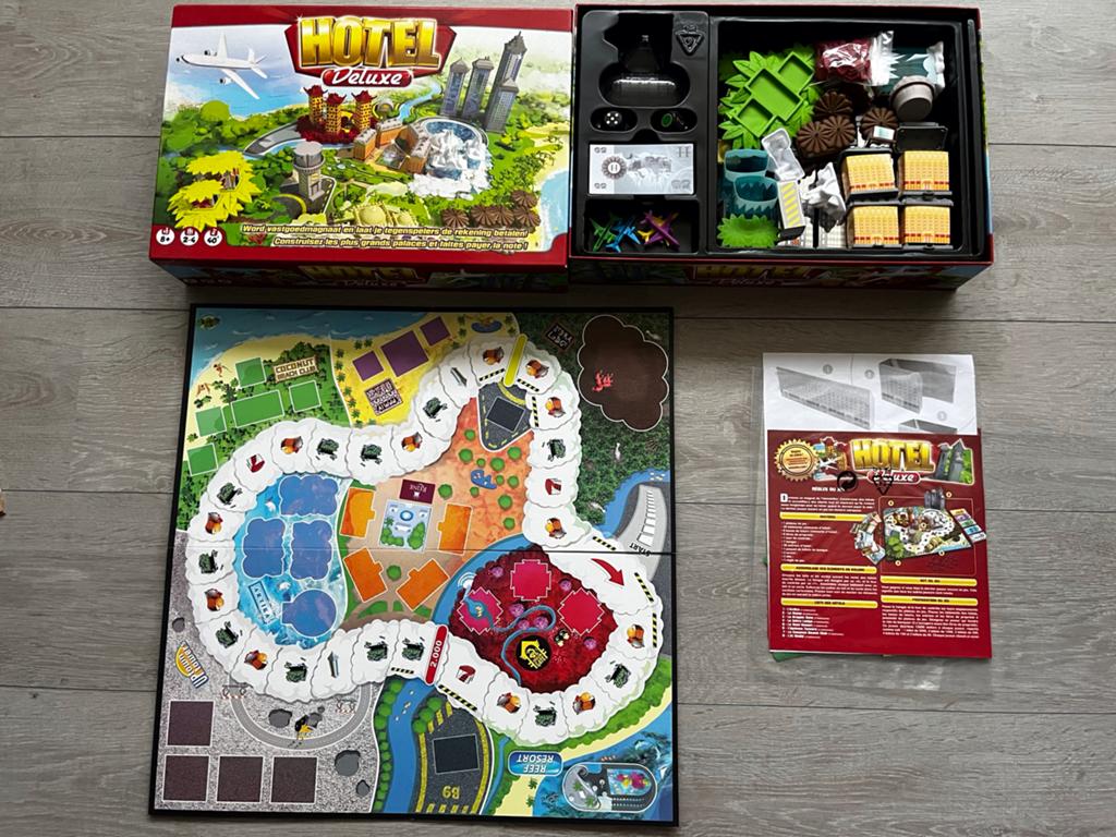 Hotel Deluxe Bordspel - Word Vastgoedmagnaat!, Hobby en Vrije tijd, Gezelschapsspellen | Bordspellen, Drie of vier spelers, Ophalen of Verzenden