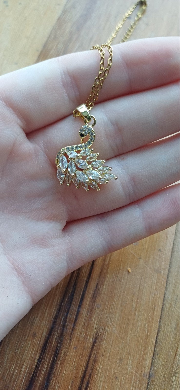 Gouden ketting met zwaan hanger en kristallen, Overige materialen, Nieuw, Met hanger, Ophalen of Verzenden