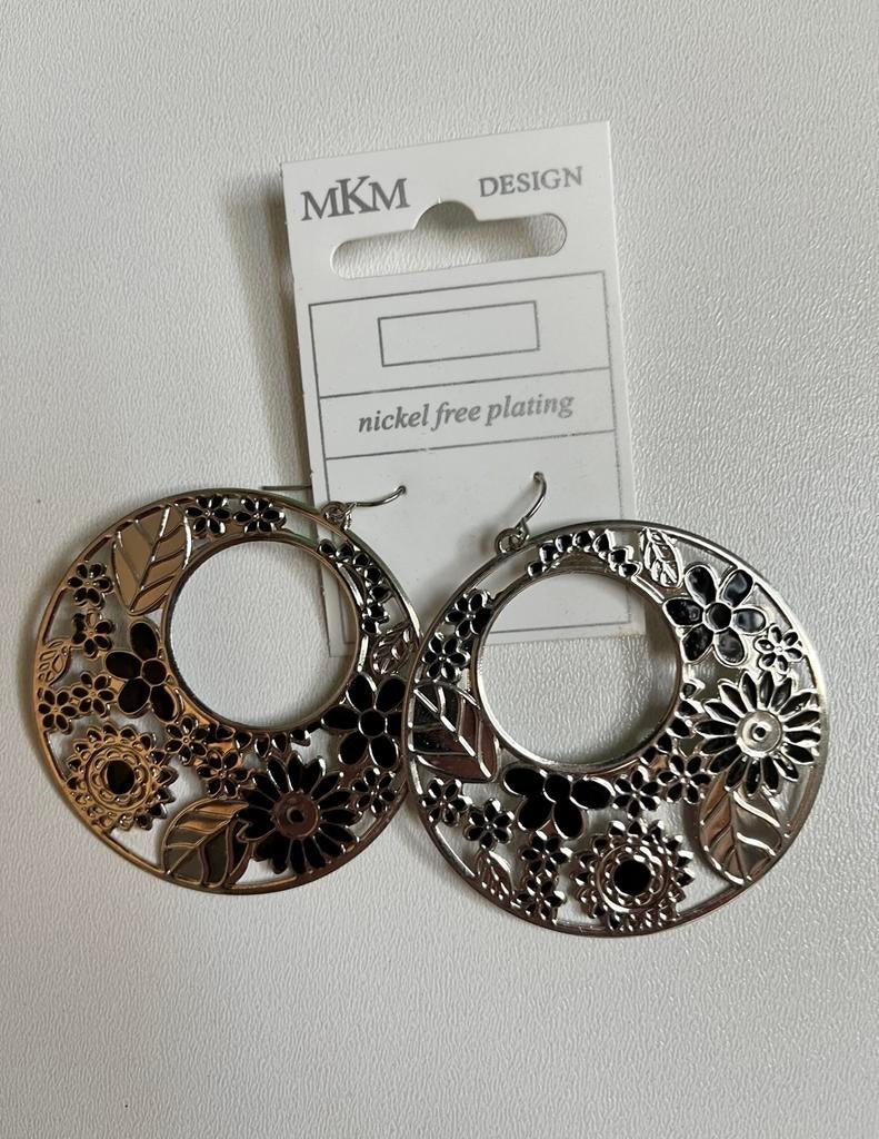 MKM Design Zilverkleurige Hangoorbellen met Zwart Bloemmotie, Sieraden, Tassen en Uiterlijk, Overige materialen, Hangers, Nieuw