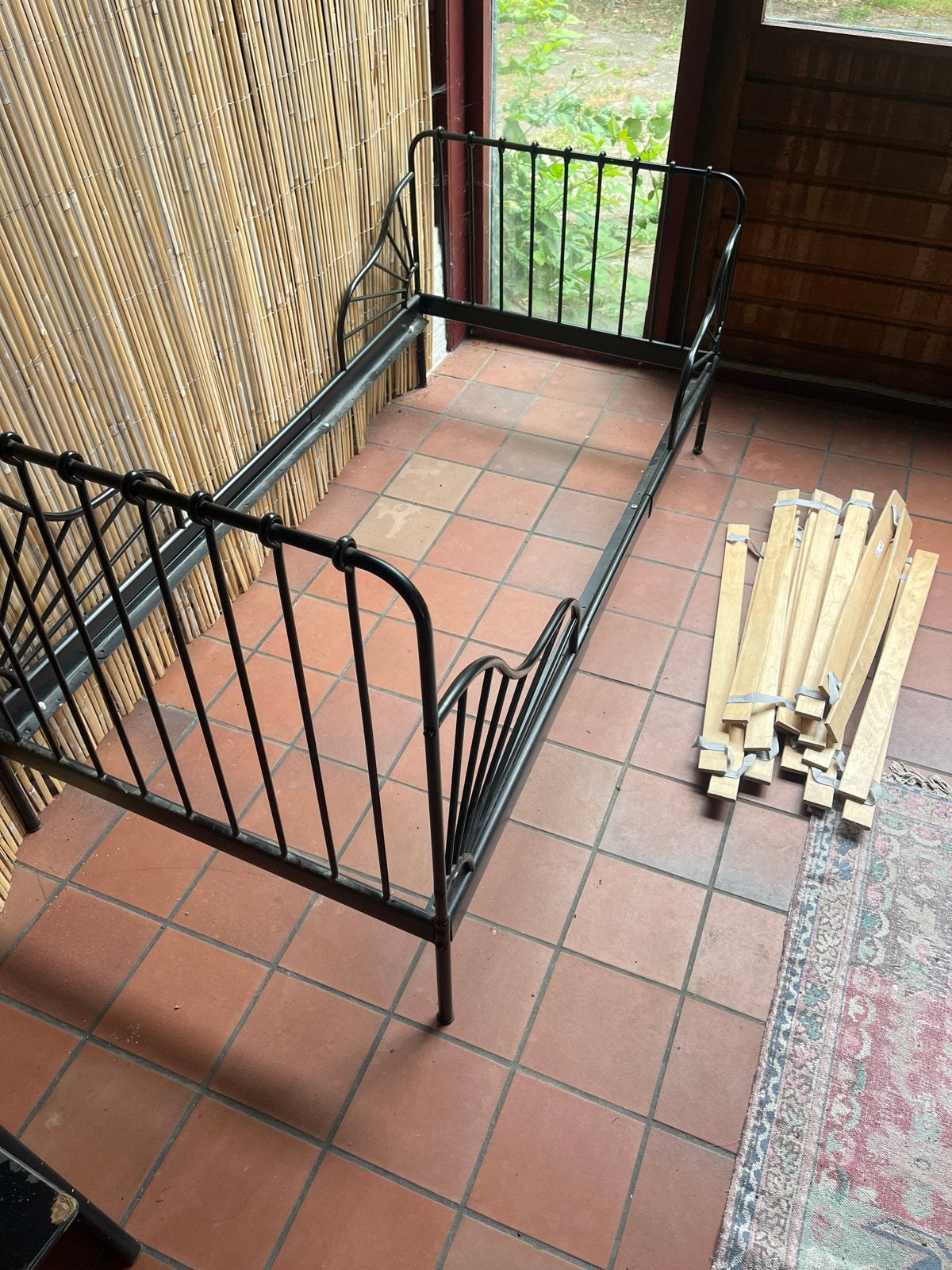 Zwart metalen bedframe met lattenbodem, Huis en Inrichting, Ophalen, 90 cm, Eenpersoons, Zwart