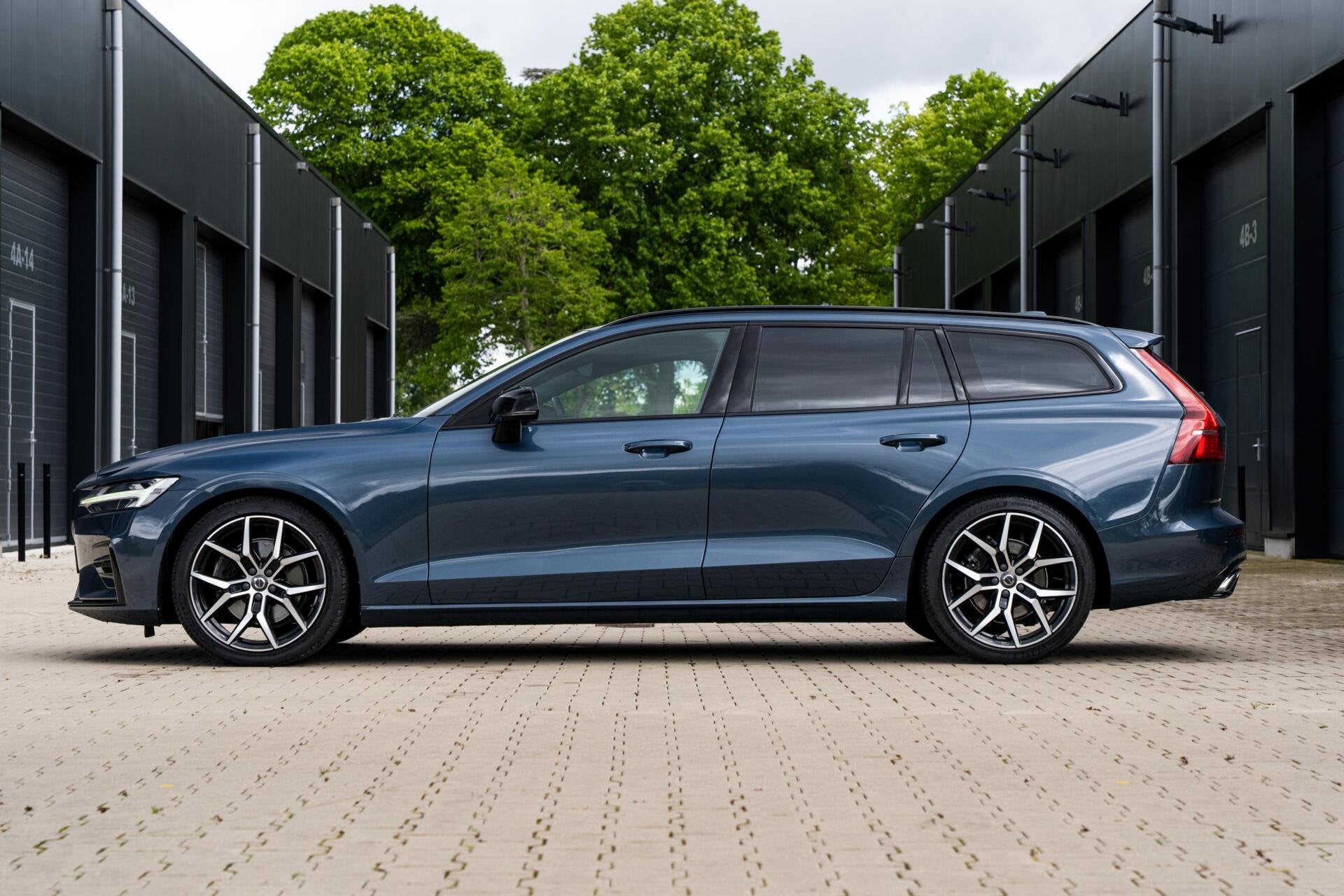 Volvo V60 2.0 D4 R-Design *Leder *Stuur. verw* Dealer onderh, Auto's, Volvo, Gebruikt, Blauw, Leder, Diesel