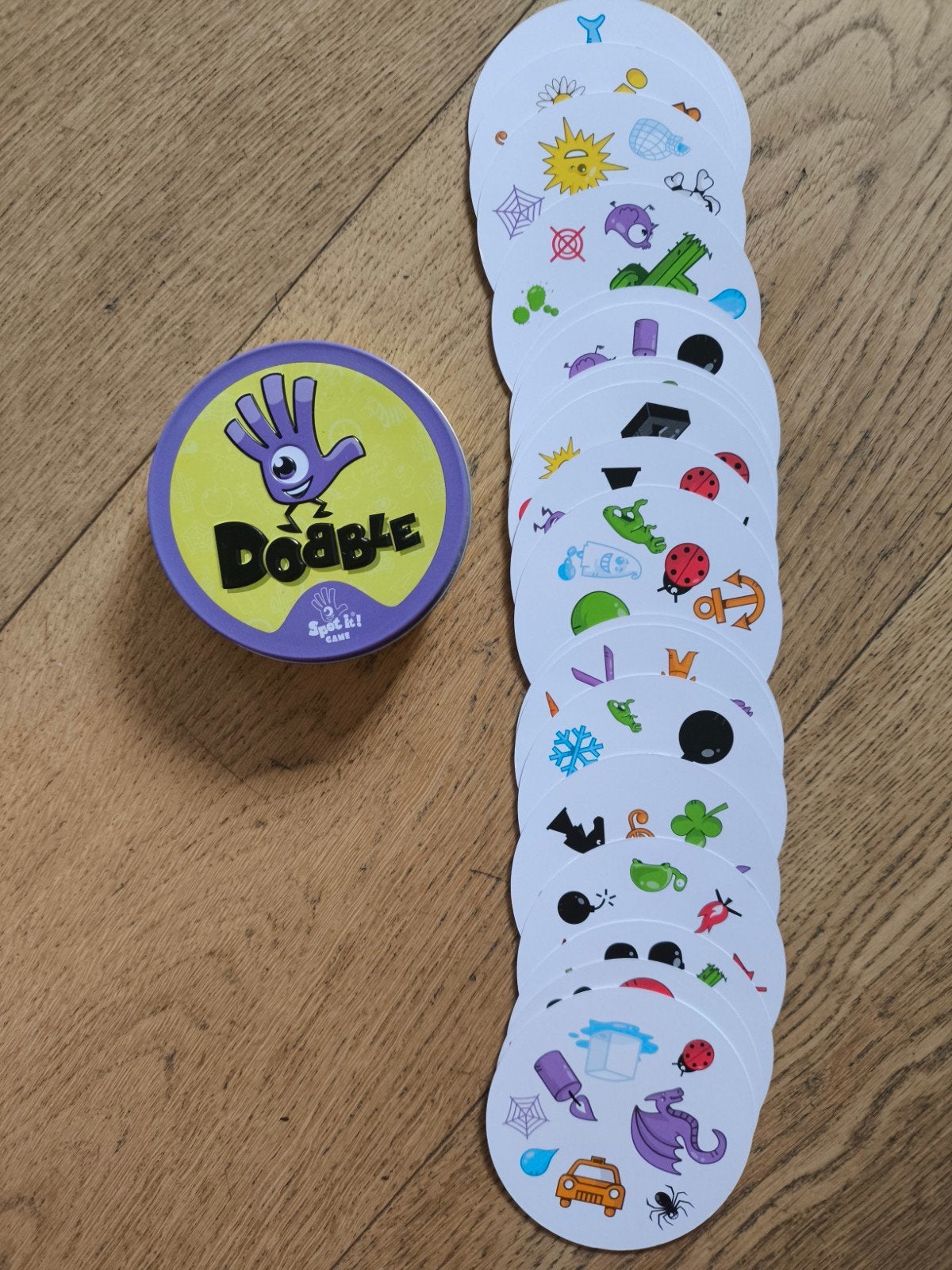 Dobble: Het Snelle Observatiespel voor Jong en Oud, Vijf spelers of meer, Ophalen of Verzenden, Zo goed als nieuw, Asmodee