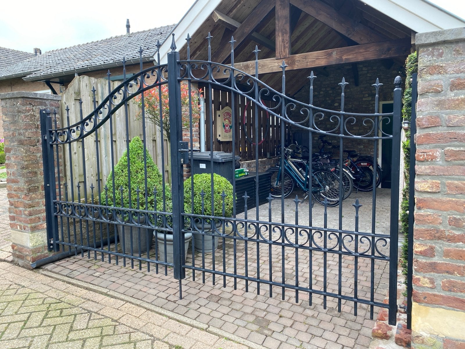 Sierhekwerk poort zwart, 326cm breed, 140/168cm hoog, Ophalen, Met poort, Gebruikt, Sierhekwerk