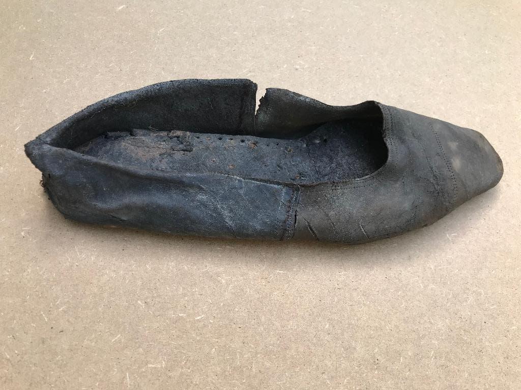 Antiek leer bodemvondst schoen muil ca. 1600, Antiek en Kunst, Verzenden