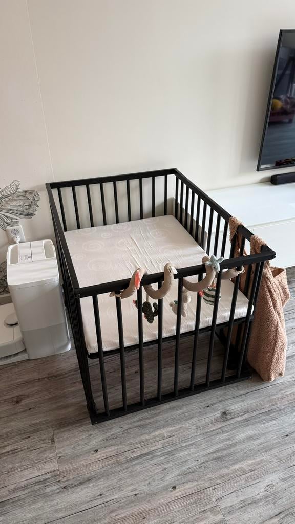 Europe Baby Arike Houten Box Mat Zwart incl. accessoires, Kinderen en Baby's, Boxen, Ophalen, Zo goed als nieuw, Rechthoekig, In hoogte verstelbaar