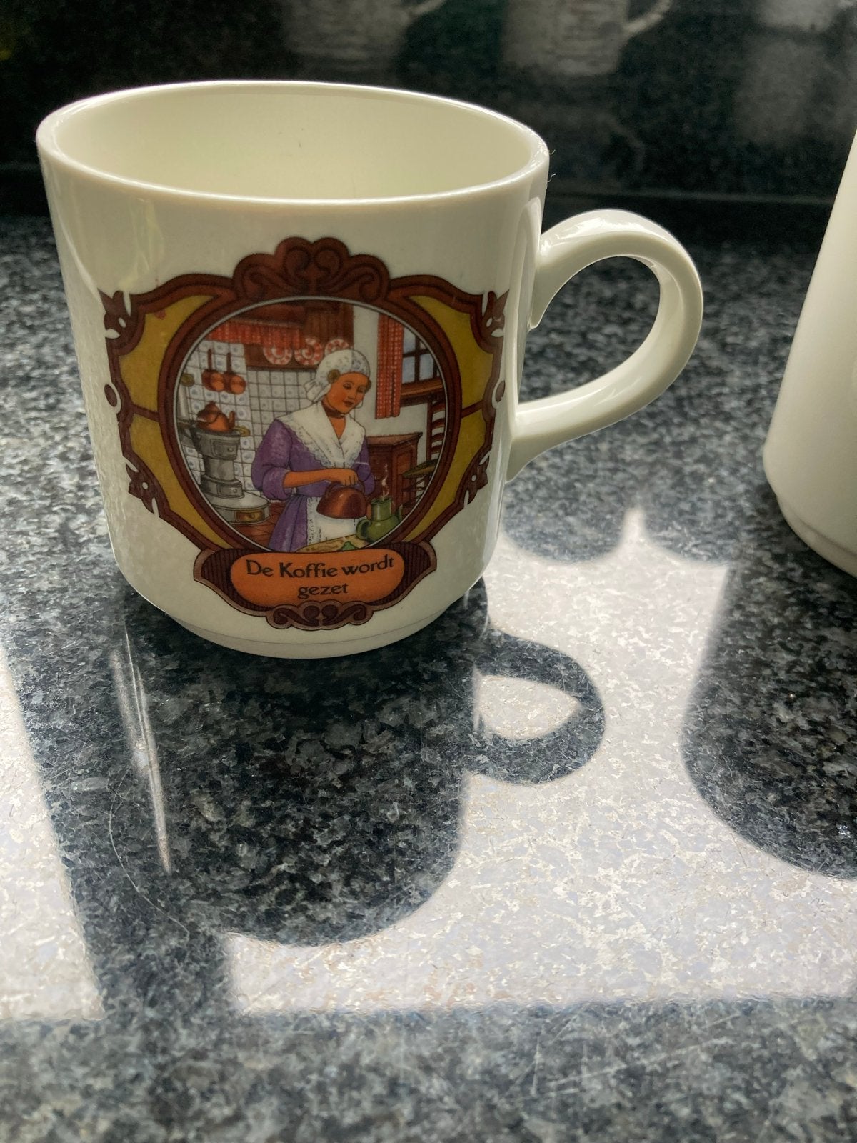 2 Mokken met Hollandse taferelen - 'De Koffie wordt', Ophalen of Verzenden, Steen/keramiek, Meerkleurig, Overige merken