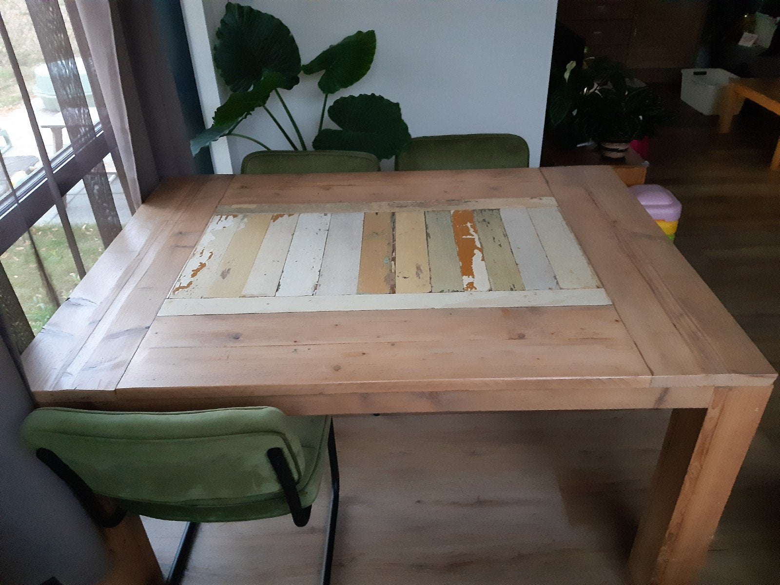 Robuuste houten eettafel met uniek ingelegd blad, Huis en Inrichting, Tafels | Eettafels, Gebruikt, 100 tot 150 cm, 150 tot 200 cm