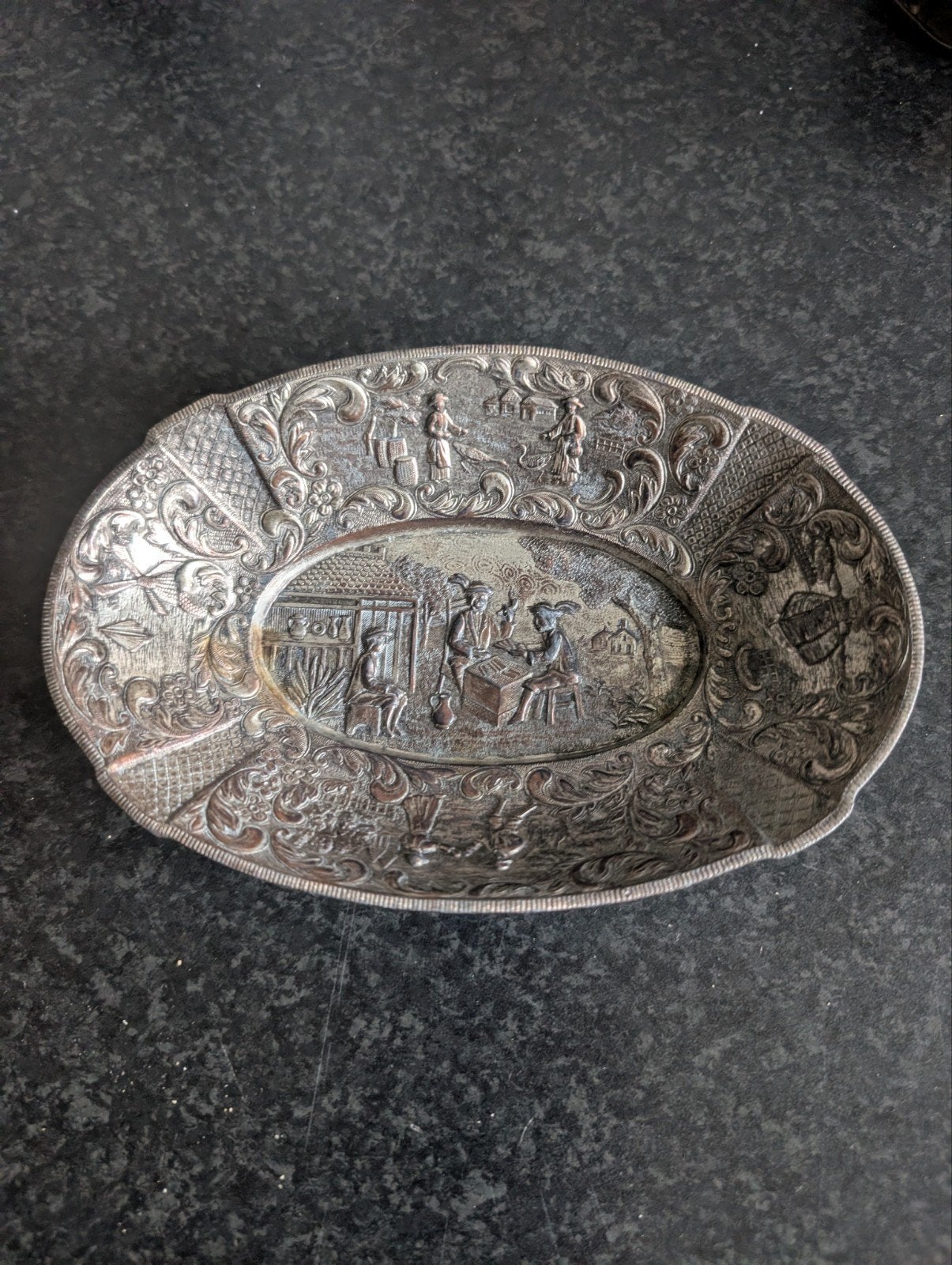 Antieke Zilverkleurige Schaal met Reliëfdecoratie, Antiek en Kunst, Ophalen of Verzenden