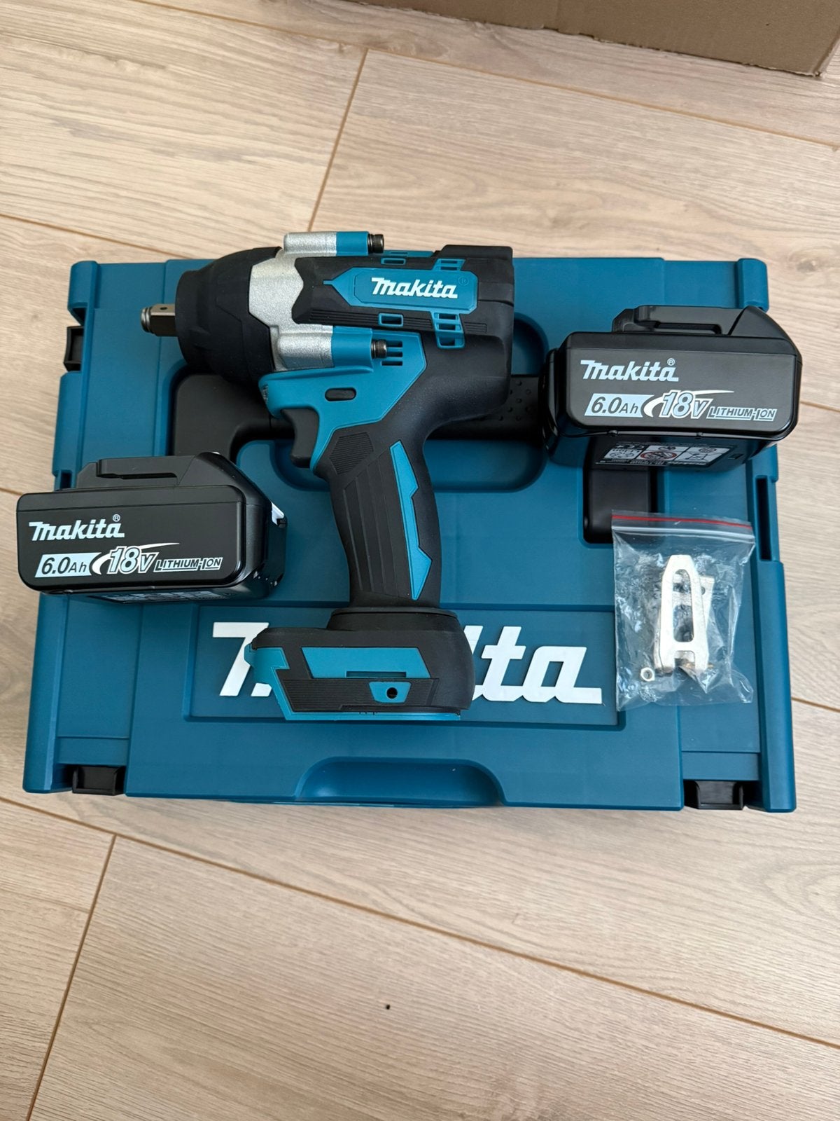Makita DTW700 Slagmoersleutel met 2 accus, Verzenden, Nieuw, Boormachine, Variabele snelheid