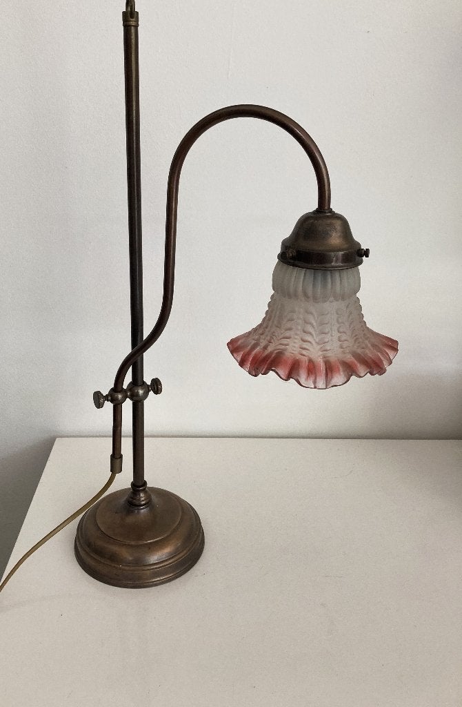 prachtige  antieke tafellamp met rood-wit glazen kap, Antiek en Kunst, Ophalen of Verzenden