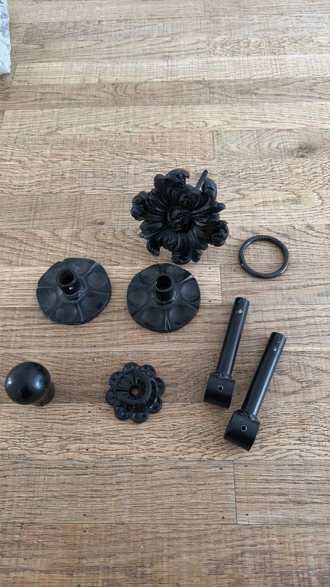 Zwarte gordijnroede accessoires: ringen, eindstukken, steune, Ophalen of Verzenden, Zo goed als nieuw, Metaal, Brocante