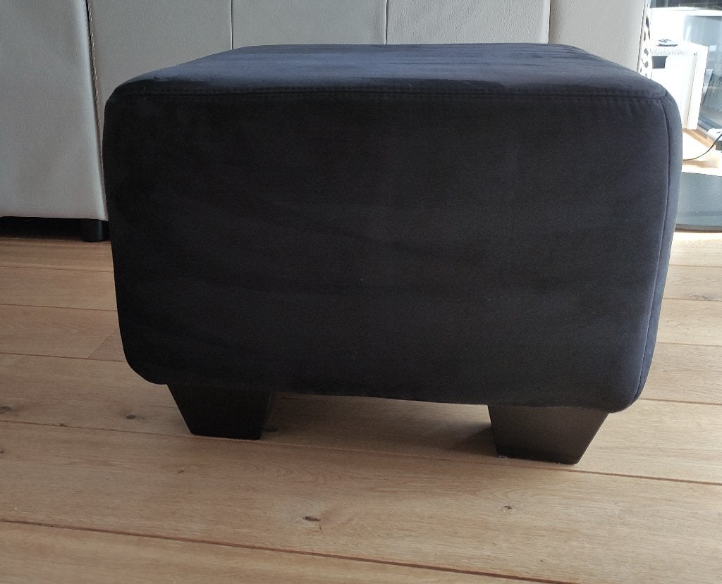 Zwarte poef / hocker / bijzettafel in alcantara /suede, Ophalen, Zo goed als nieuw, Stof, 50 tot 75 cm