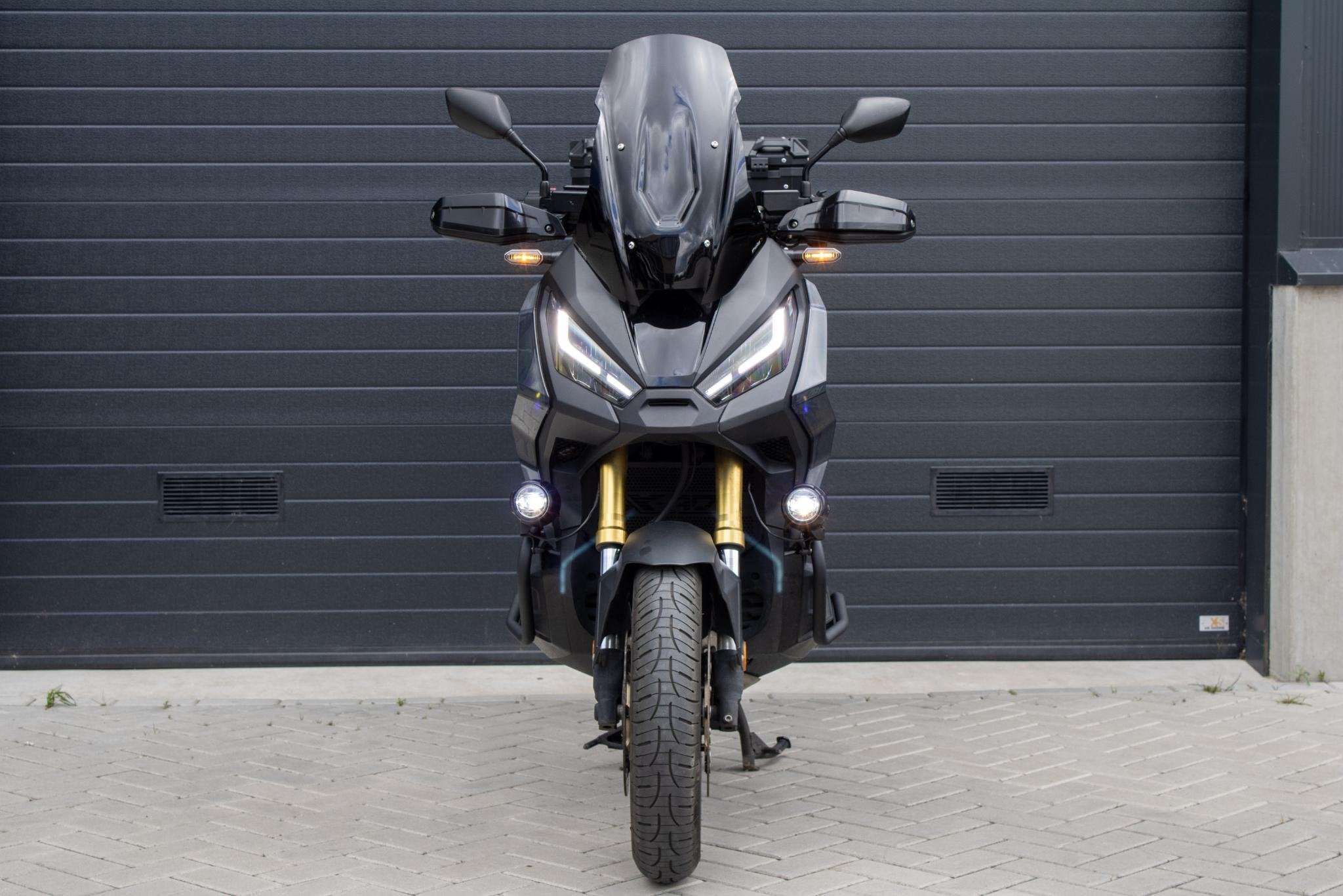 Honda X-ADV 750 | Akra| Mistlampen | Koffer | Smoked Windsch, 750 cc, Handvatverwarming, Scooter, Rivium Boulevard 222-11
2909 LK  Capelle aan den Ijssel, NL