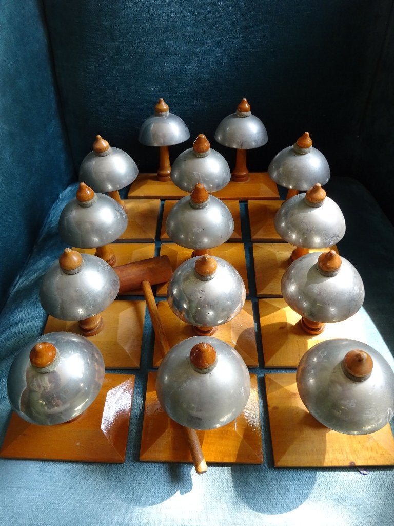 Montessori klokken of bellen 14 bellen met hamertje 1950, Ophalen