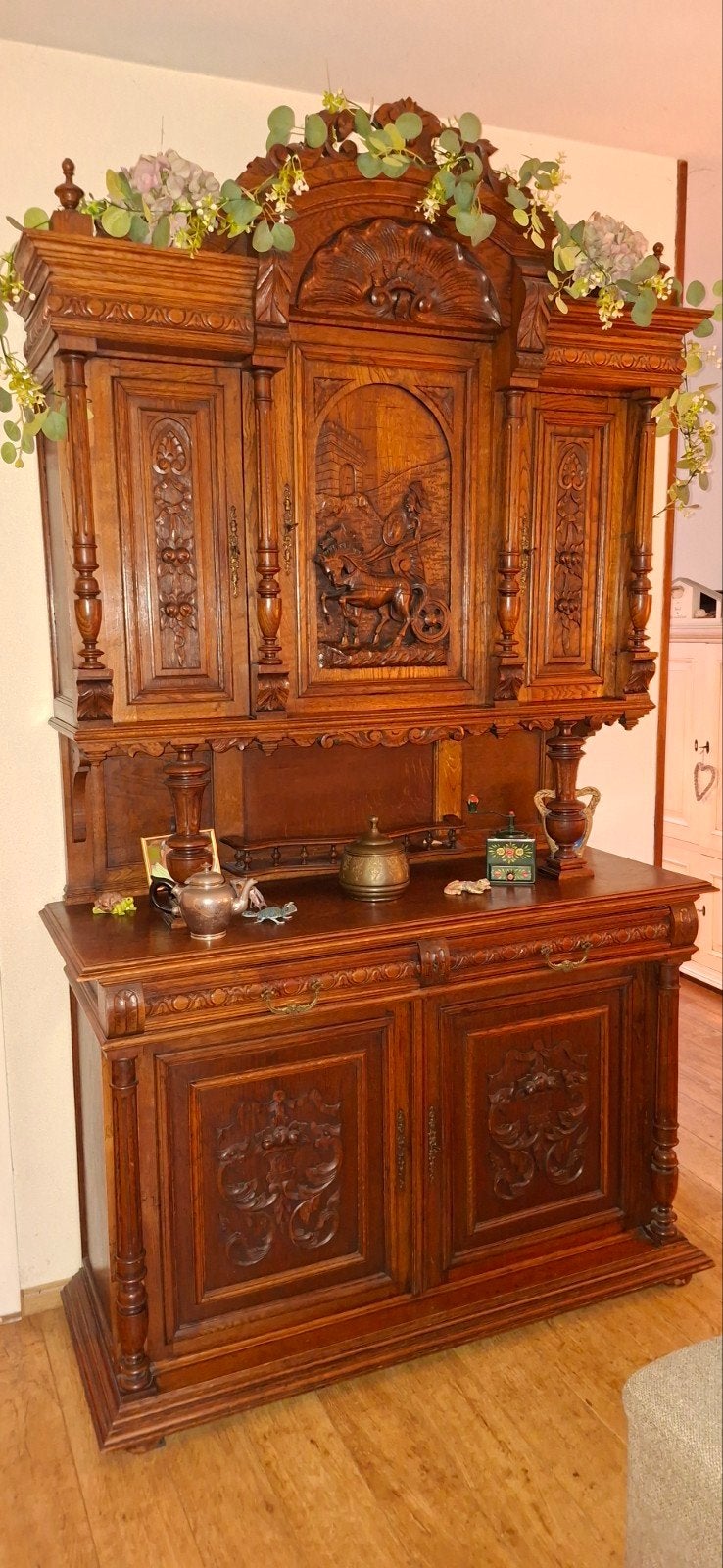 Antiek Eiken Dressoir met Gedetailleerd Snijwerk, Antiek en Kunst, Ophalen