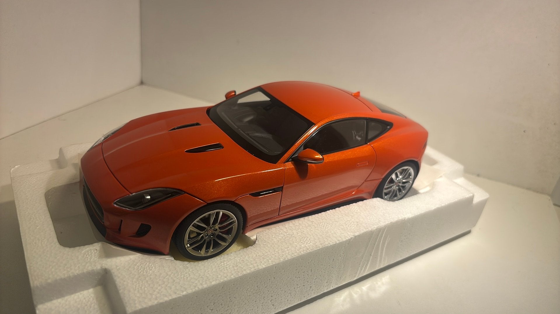 Jaguar F-type oranje autoart 1.18