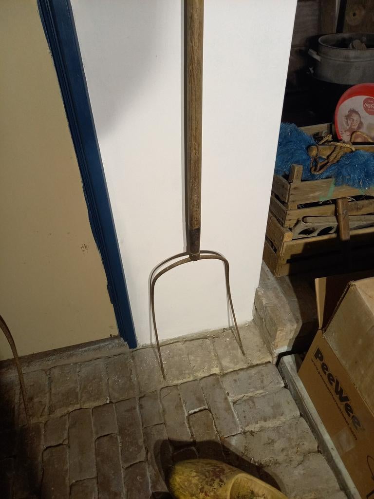 Antieke hooivorken en een schoffel met houten steel, Antiek en Kunst, Antiek | Gereedschap en Instrumenten, Ophalen of Verzenden