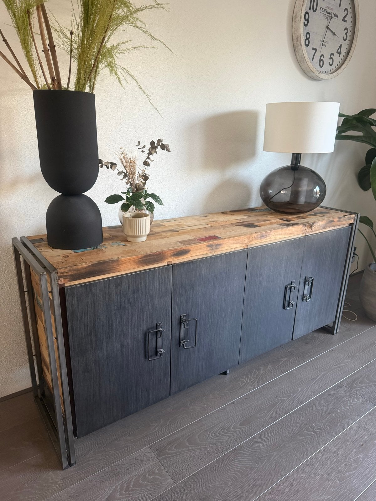 Industrieel Dressoir van Gerecycled Hout met IJzeren Deuren, 150 tot 200 cm, Ophalen of Verzenden, Zo goed als nieuw, 25 tot 50 cm
