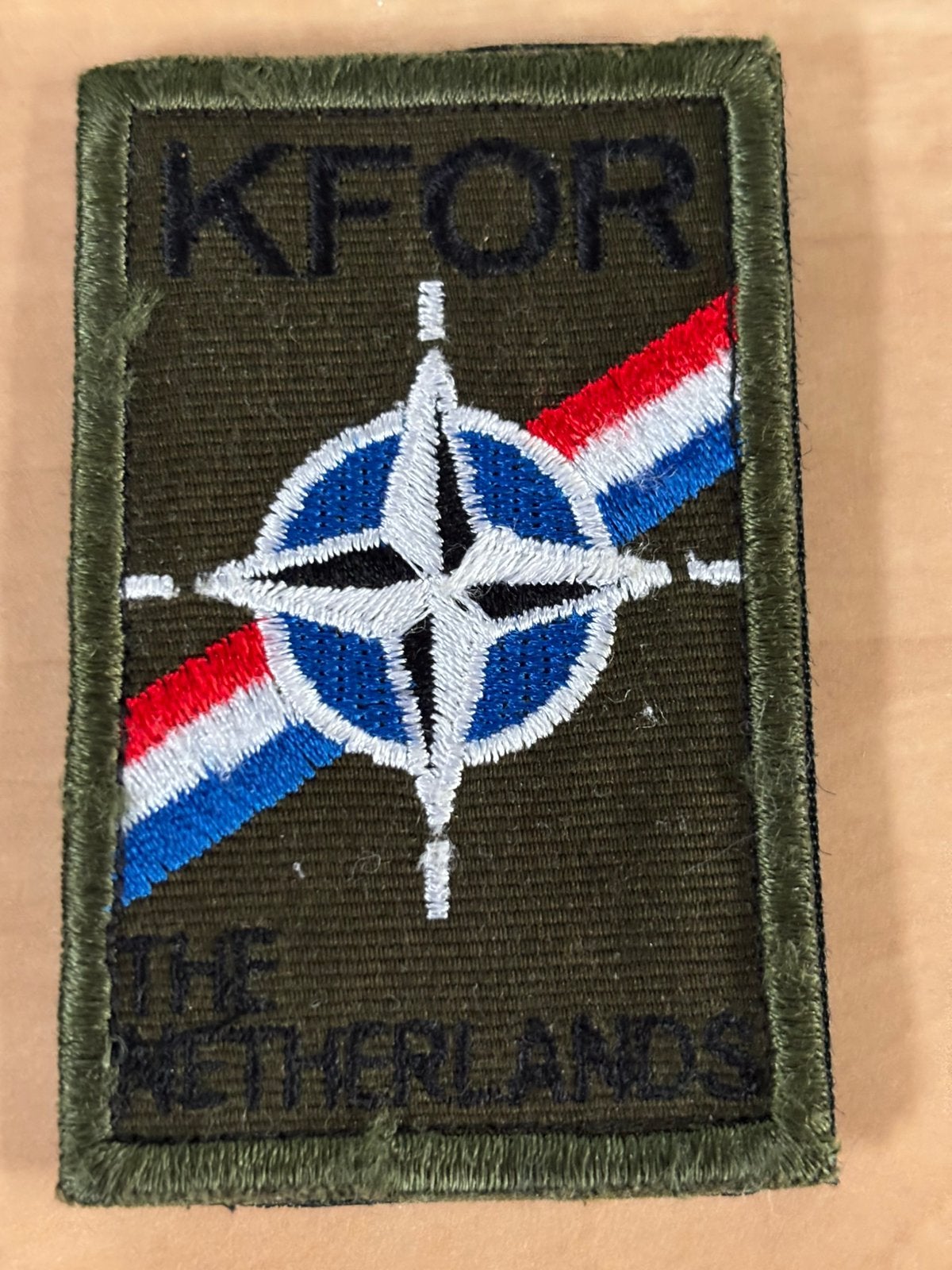 Gvt mouwembleem KFOR the netherlands met klittenband, Ophalen of Verzenden, Landmacht, Nederland, Embleem of Badge