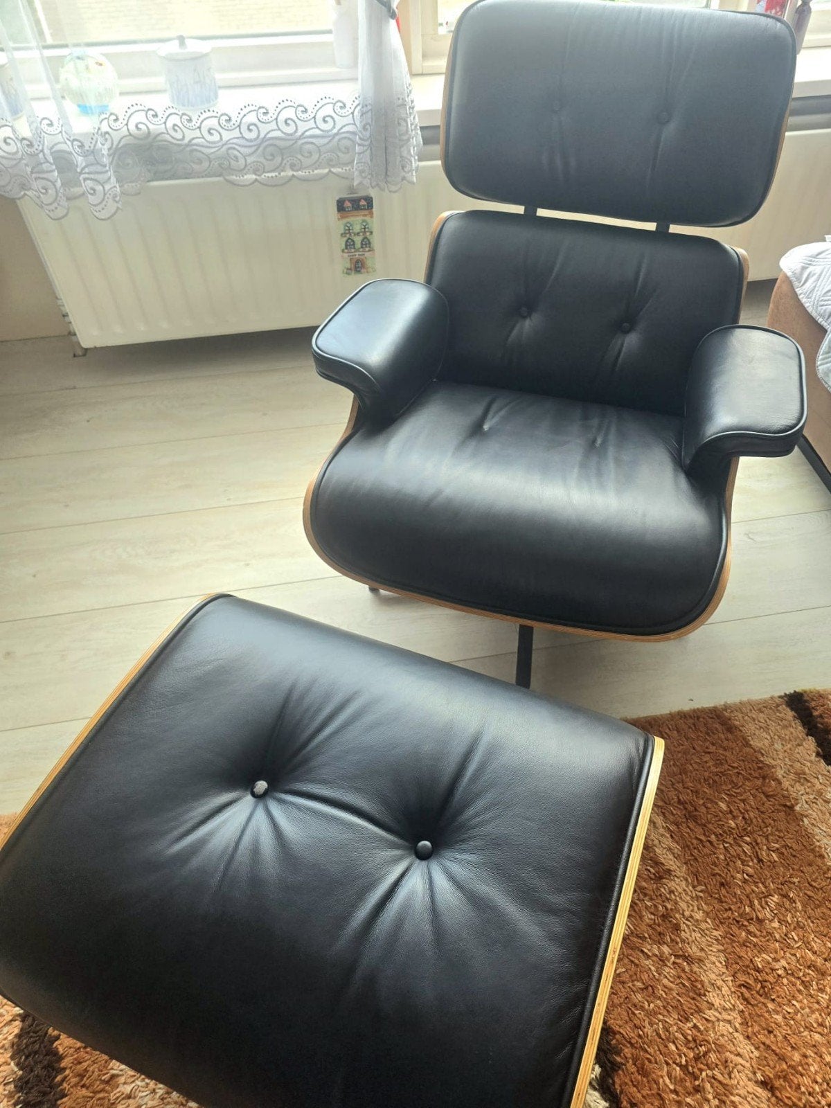 Lounge stoel met Hocker EA670, Huis en Inrichting, Stoelen, Modern design, Gebruikt, Zwart, Ophalen of Verzenden