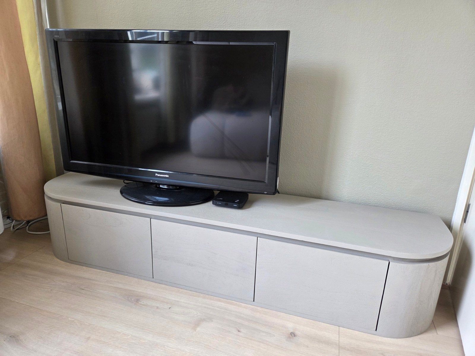 Nieuw! Tv-meubel Excellent Taupe Mangohout 160 cm - Japandi, Ophalen, 150 tot 200 cm, Nieuw, Minder dan 100 cm