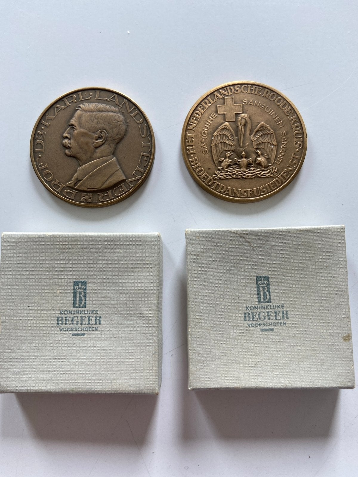 Nederlandsche Roode Kruis - 2 penningen met doosjes, Ophalen of Verzenden, Brons, Nederland