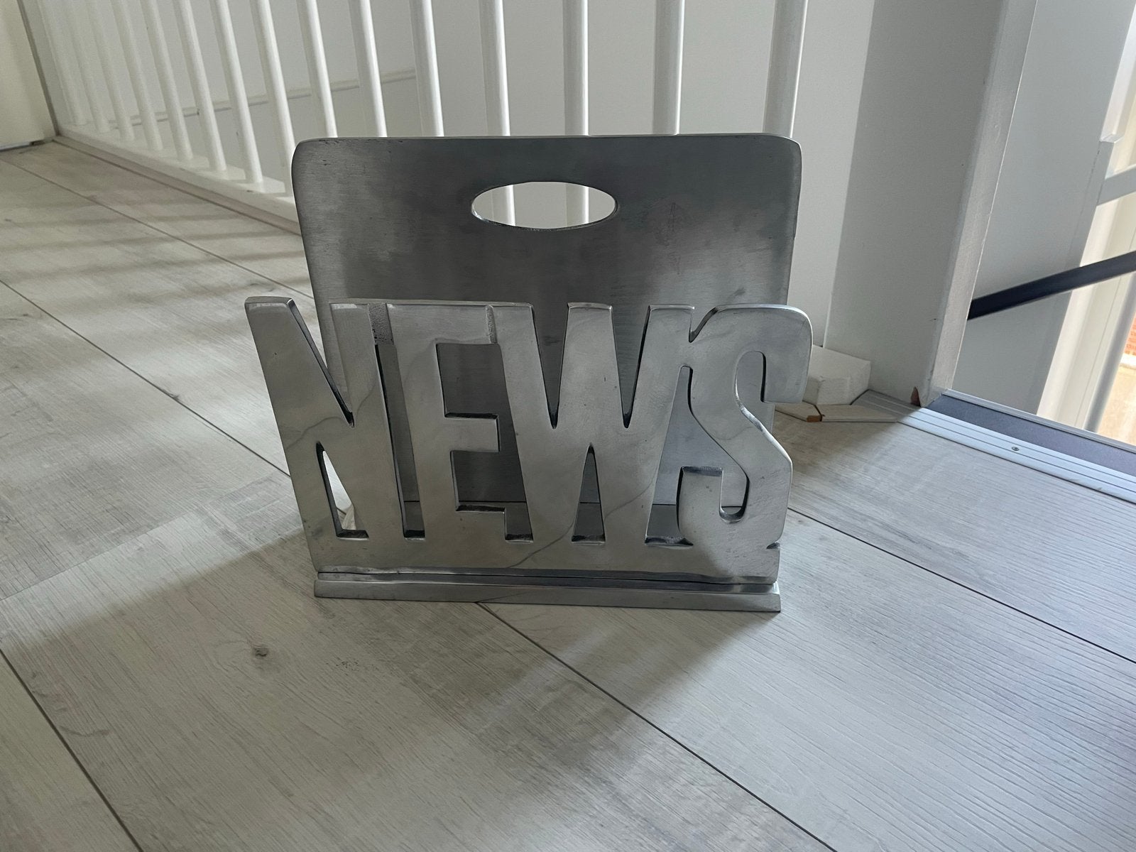 Zilverkleurige Krantenbak met 'NEWS' Opdruk, Ophalen, Gebruikt, Metaal, Modern