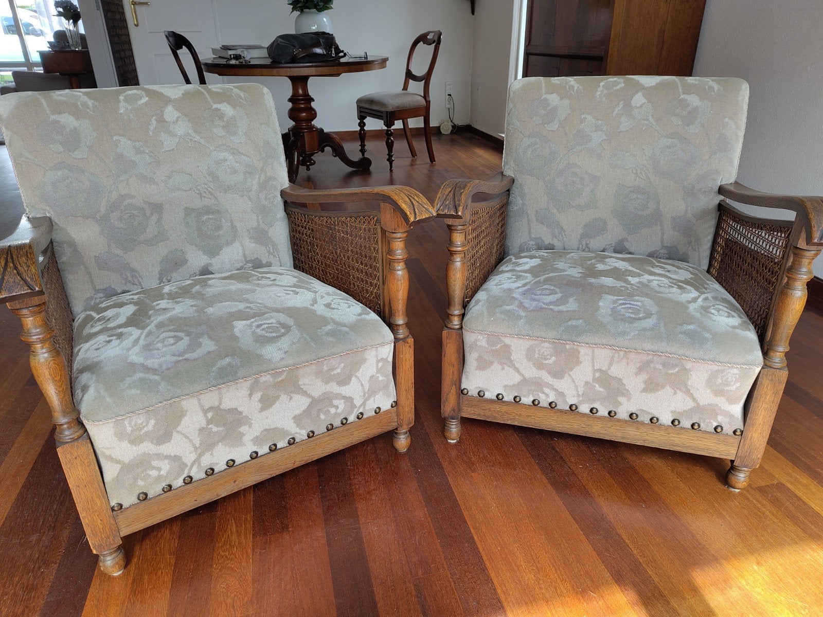 Twee gestoffeerde fauteuils met rotan details, Antiek en Kunst, Ophalen