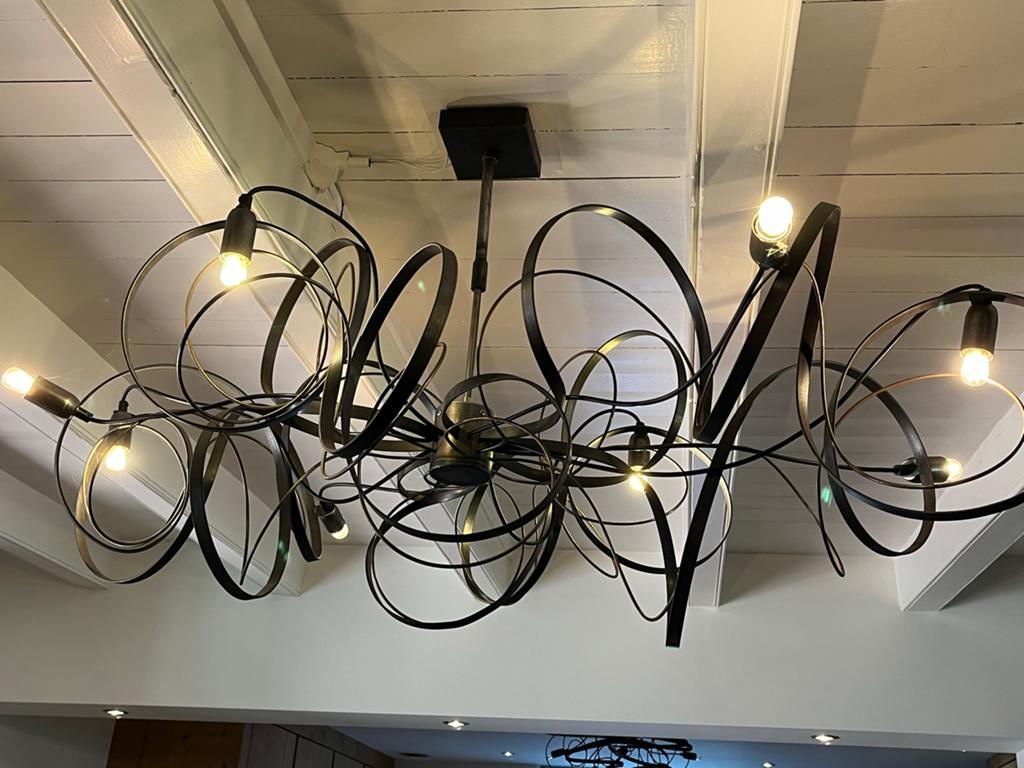 Moderne Zwarte Metalen Hanglamp met Abstract Design, Ophalen, Zo goed als nieuw, Metaal, 75 cm of meer