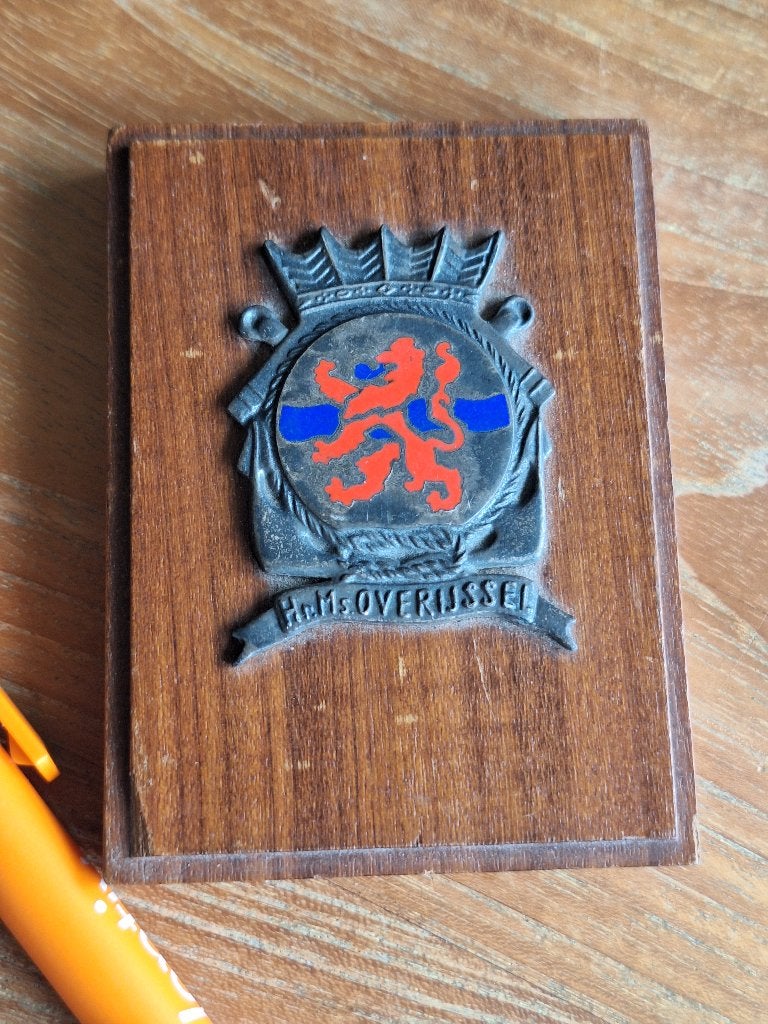 Wandbordje Hr. Ms. Overijssel - Marine memorabilia, Ophalen of Verzenden, Gebruikt, Motorboot of Zeilboot, Gebruiksvoorwerp
